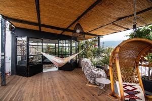 Balkón alebo terasa v ubytovaní Unique solar penthouse with jacuzzi and sauna in central Athens