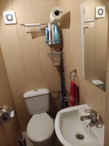 Un baño pequeño con inodoro y lavabo. en Studio Yana *Top location*Sea Garden*, en Varna