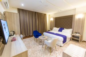 Ένα ή περισσότερα κρεβάτια σε δωμάτιο στο جولدن دلة للشقق المخدومة