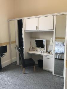 a room with a desk with a computer and a bed at Dorstan House in Edinburgh +3 photos
