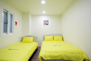 Postel nebo postele na pokoji v ubytování 24 Guesthouse Myeongdong Avenue