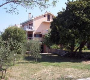 Κήπος έξω από το Apartman Silo