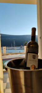 eine Flasche Wein in einer Metallschale mit Fenster in der Unterkunft Sunrise Djenovici in Ðenovići
