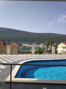 ein Swimmingpool auf dem Dach eines Hauses in der Unterkunft Sunrise Djenovici in Ðenovići