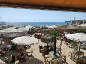 una playa con sombrillas y gente sentada en la arena en Studio Yana *Top location*Sea Garden*, en Varna