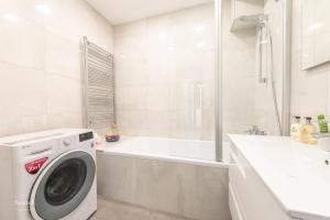 Kúpeľňa v ubytovaní Amora Homes Imperial suite with Basilika and Castle View NEED RESERVATION FOR FREE PARKING