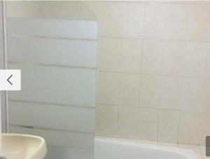 ein Badezimmer mit einer Dusche, einer Badewanne und einem Waschbecken in der Unterkunft ESTUDIO VILA PRAIA DE ÂNCORA in Vila Praia de Âncora