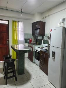 Gallery image of Limon Condos near LIO Intl Airport - 777L , Self Check-in in Puerto Limón