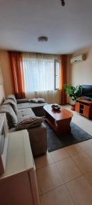 een woonkamer met een bank en een tafel bij Villa Rouge in Sozopol