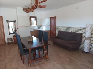 sala de estar con mesa y sofá en Casa Noa, en Huesca