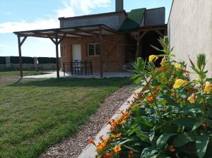 un jardín con flores frente a un edificio en Casa Noa, en Huesca