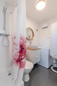 uma casa de banho com um WC e uma cortina de chuveiro em matcha wood - matcha home Koenigsmacker em Koenigsmacker