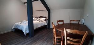 Postel nebo postele na pokoji v ubytování Moulin de Parayre