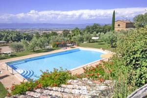 una piscina en un jardín con vistas en Agriturismo I Frati en Paciano
