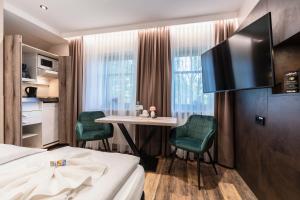 TV a/nebo společenská místnost v ubytování Hotel Demas München-Unterhaching