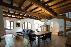 a living room with a blue couch and a table at LA LEZARDIERE CHEZ HUGUES in Saint-Rémy-de-Provence