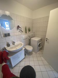 y baño con aseo y lavamanos. en Apartment Am Grünen Park, en Erfurt