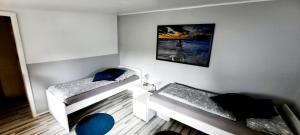 Zimmer mit 2 Betten und Wandgemälde in der Unterkunft Gästezimmer An der Krückau in Elmshorn