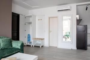 a living room with a green couch and a table at City Rooms in Sighetu Marmaţiei
