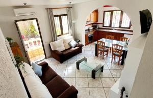 a living room with a couch and a table at EL Gecko in Alcossebre