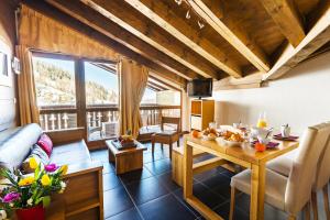 Gallery image of travelski home premium - Résidence Les Chalets d'Edelweiss 4 étoiles in Plagne 1800