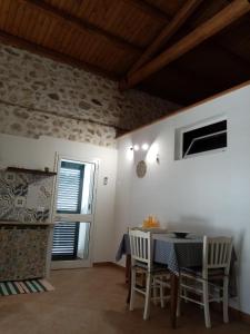 ein Esszimmer mit einem Tisch und Stühlen in der Unterkunft Casa vacanze Krimisòs in Castellammare del Golfo