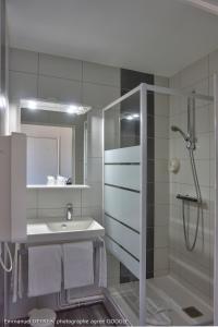 Ένα μπάνιο στο Hôtel de Bretagne - anciennement Queen Serenity Hotel