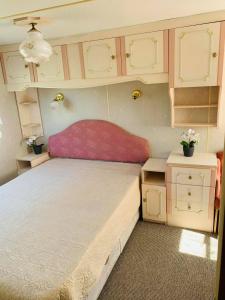 niewielka sypialnia z dużym łóżkiem i szafkami w obiekcie Brīvdienu treileris w mieście Mērsrags