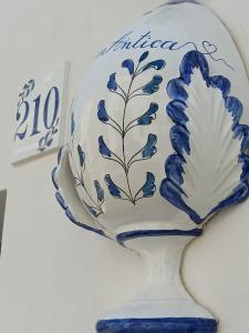 eine blau-weiße Vase auf einem Tisch in der Unterkunft RomAntica in Polignano a Mare