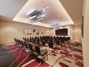 une salle de conférence avec des rangées de chaises et des lustres dans l'établissement The Knoll Hotel Napa Valley, Tapestry Collection by Hilton, à Napa