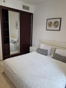 um quarto com uma cama grande e um espelho grande em Luxury Kings Palace Private Room with Shared Kitchen Next To Barasti Beach no Dubai