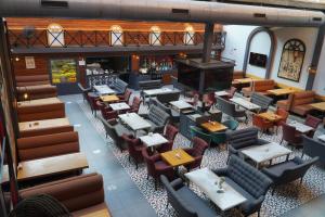 vue aérienne d'un restaurant avec des tables et des chaises dans l'établissement Bern Hotel, à Istanbul