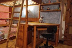 Łóżko lub łóżka w pokoju w obiekcie Casa vacanze Monica ' s house