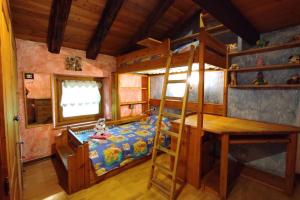 sypialnia z łóżkiem piętrowym i biurkiem w obiekcie Casa vacanze Monica ' s house w mieście Saint-Pierre