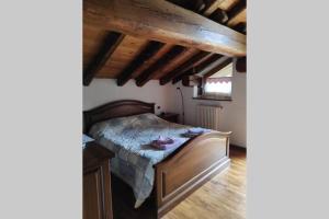 sypialnia z łóżkiem w pokoju z drewnianym sufitem w obiekcie Casa vacanze Monica ' s house w mieście Saint-Pierre