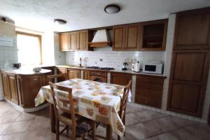 kuchnia ze stołem z tkaniną w obiekcie Casa vacanze Monica ' s house w mieście Saint-Pierre