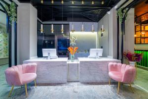 a salon with two pink chairs and a counter at Aria Riva Apart Hotel in Alanya