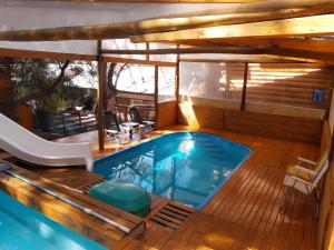una casa con piscina en una terraza en Cabanas Las Escondidas, en Monte Hermoso
