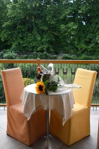 stół z 2 krzesłami i stół ze słonecznikiem w obiekcie Caprice w mieście Avigliana