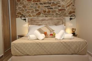 - un lit avec une corbeille de fruits dans l'établissement One Suite Syros, à Ermoúpoli
