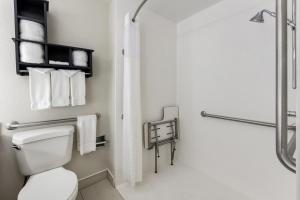 Um banheiro em Holiday Inn Express - Columbus Downtown by IHG