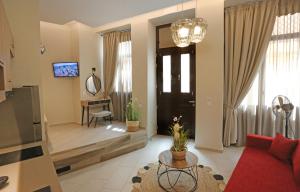 - un salon avec un canapé rouge et une table dans l'établissement One Suite Syros, à Ermoúpoli
