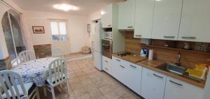 Apartman Šego的厨房或小厨房