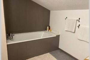 baño con bañera y toallas en la pared en Appartement duplex Belle Plagne, en La Plagne