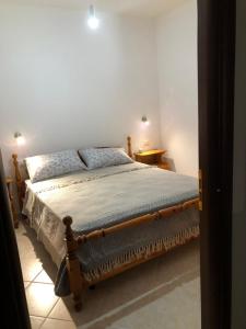 ein Schlafzimmer mit einem Bett in einem Zimmer in der Unterkunft Casa vacanze al parco in Giba