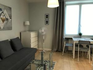 ビャウィストクにあるApartament LIZBONAのソファとテーブルのあるリビングルーム
