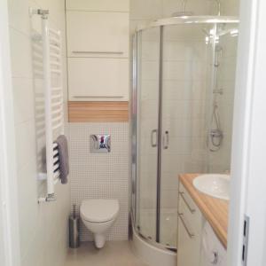 ビャウィストクにあるApartament LIZBONAのシャワー、トイレ、洗面台を備えたバスルーム
