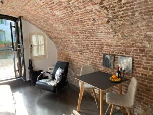 a room with a table and a brick wall at De Hoendervorst in Utrecht