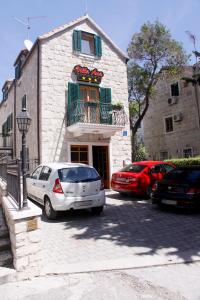 un coche blanco estacionado frente a un edificio en Villa Ana Split en Split