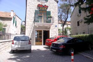 dos coches estacionados frente a un edificio en Villa Ana Split, en Split
